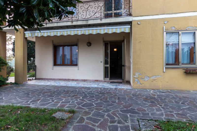 In zona limitrofa al centro del paese, sulla direttrice che conduce a Bovolenta, attorniati da un...