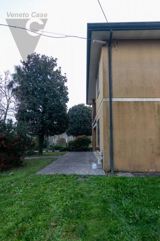 In zona limitrofa al centro del paese, sulla direttrice che conduce a Bovolenta, attorniati da un...