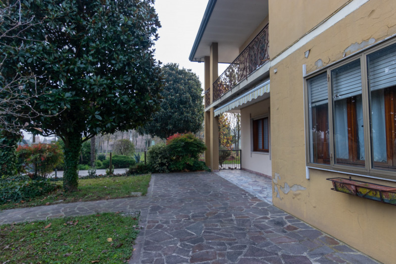 In zona limitrofa al centro del paese, sulla direttrice che conduce a Bovolenta, attorniati da un...