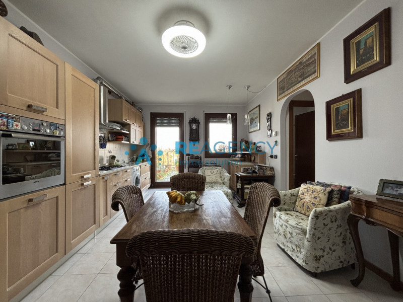 Proponiamo in vendita un accogliente appartamento al piano terra, situato in una zona tranquilla ...