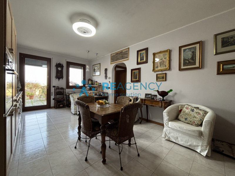 Proponiamo in vendita un accogliente appartamento al piano terra, situato in una zona tranquilla ...