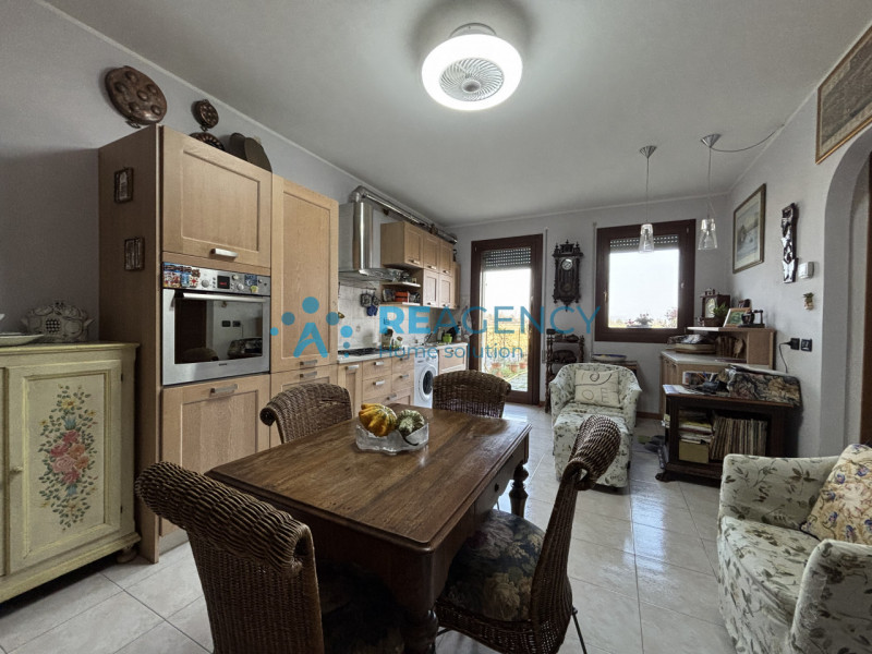 Proponiamo in vendita un accogliente appartamento al piano terra, situato in una zona tranquilla ...