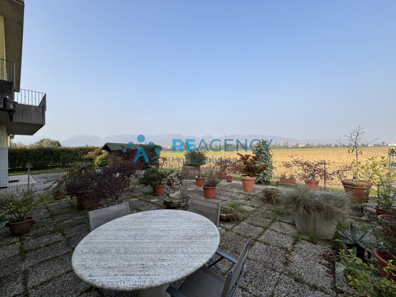 Proponiamo in vendita un accogliente appartamento al piano terra, situato in una zona tranquilla ...