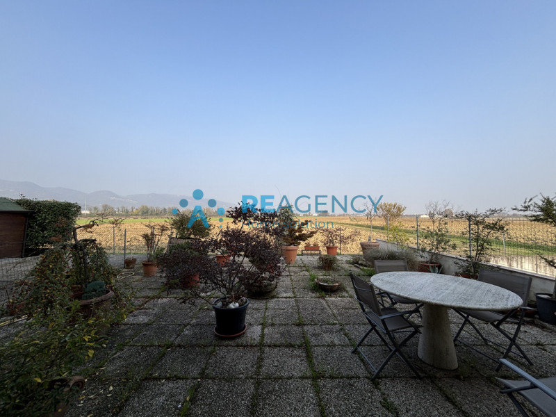 Proponiamo in vendita un accogliente appartamento al piano terra, situato in una zona tranquilla ...