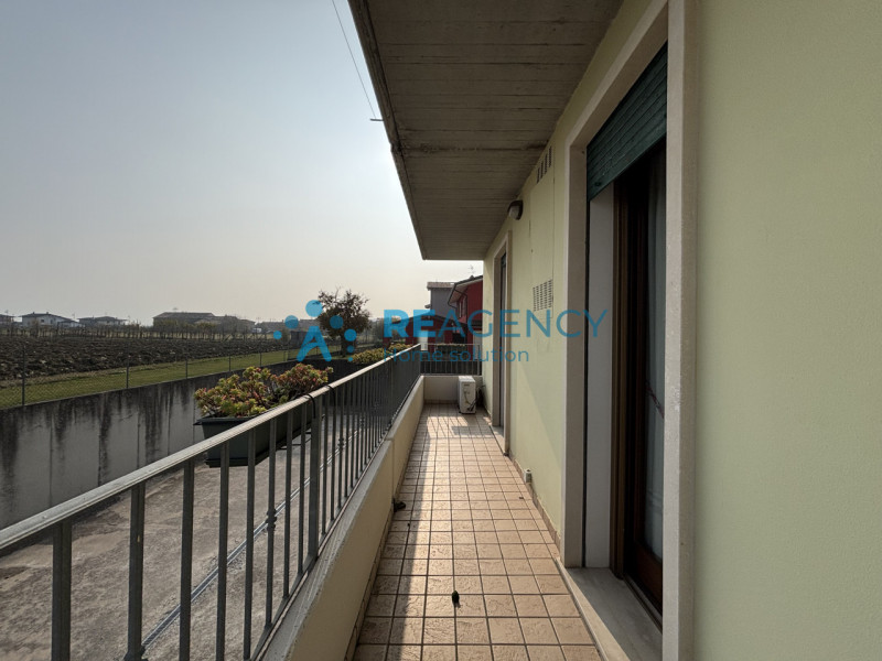 Proponiamo in vendita un accogliente appartamento al piano terra, situato in una zona tranquilla ...