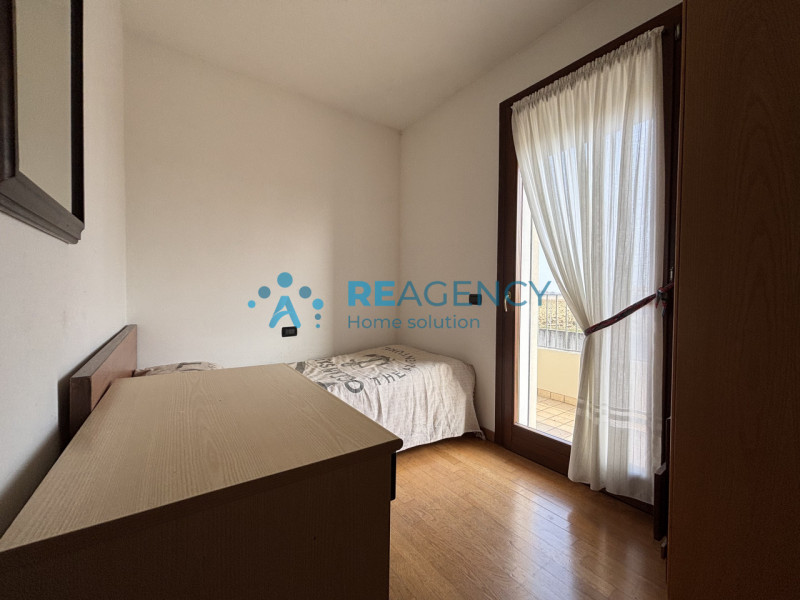 Proponiamo in vendita un accogliente appartamento al piano terra, situato in una zona tranquilla ...