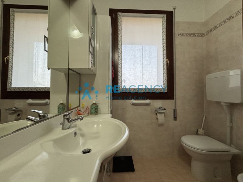 Proponiamo in vendita un accogliente appartamento al piano terra, situato in una zona tranquilla ...