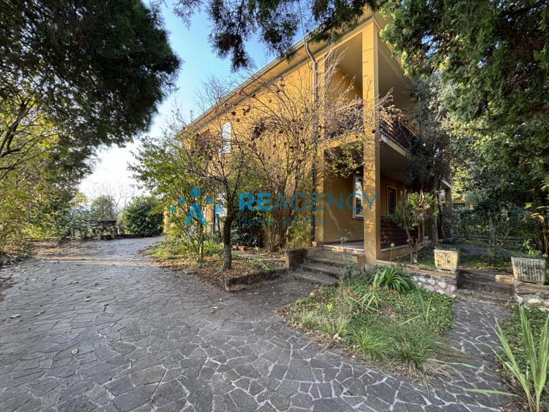 In una tranquilla strada chiusa di Creazzo, proponiamo in vendita una casa singola con ampio giar...