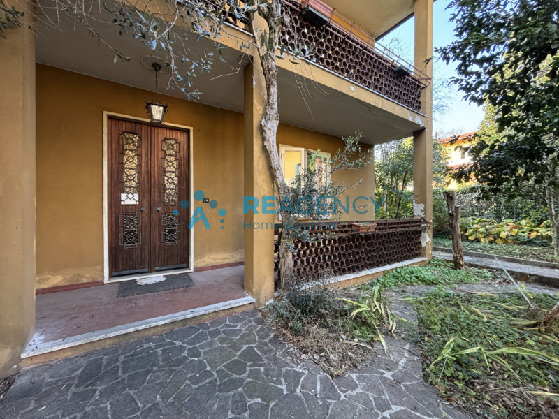 In una tranquilla strada chiusa di Creazzo, proponiamo in vendita una casa singola con ampio giar...