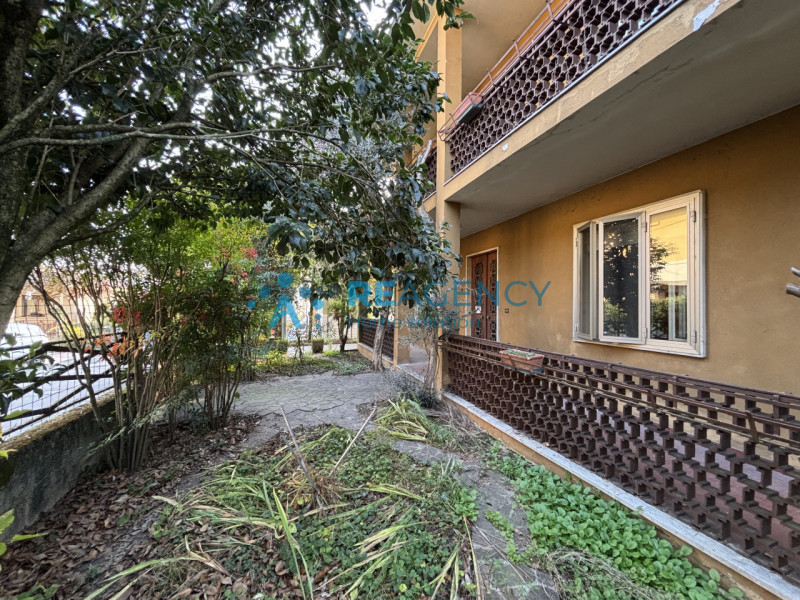 In una tranquilla strada chiusa di Creazzo, proponiamo in vendita una casa singola con ampio giar...