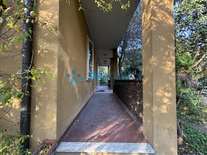 In una tranquilla strada chiusa di Creazzo, proponiamo in vendita una casa singola con ampio giar...