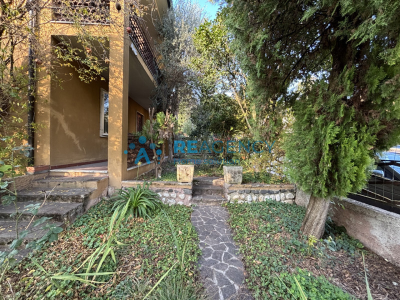 In una tranquilla strada chiusa di Creazzo, proponiamo in vendita una casa singola con ampio giar...