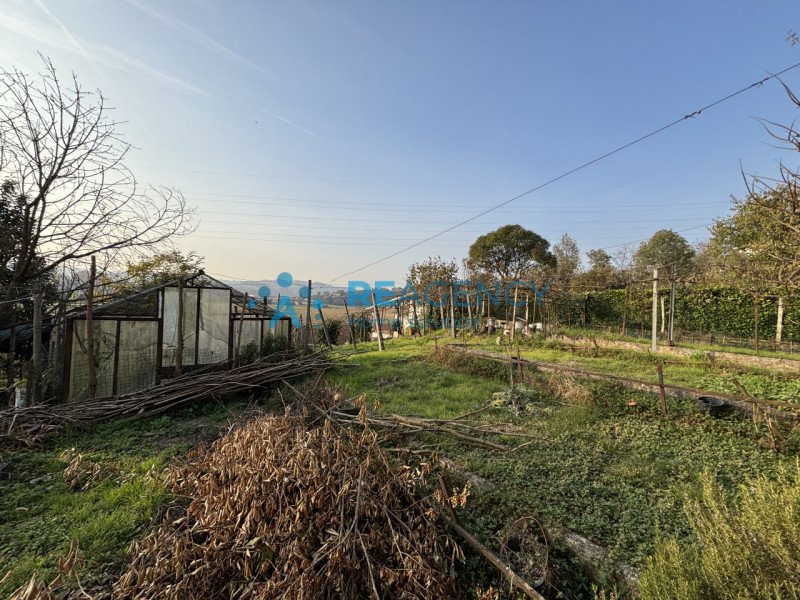In una tranquilla strada chiusa di Creazzo, proponiamo in vendita una casa singola con ampio giar...