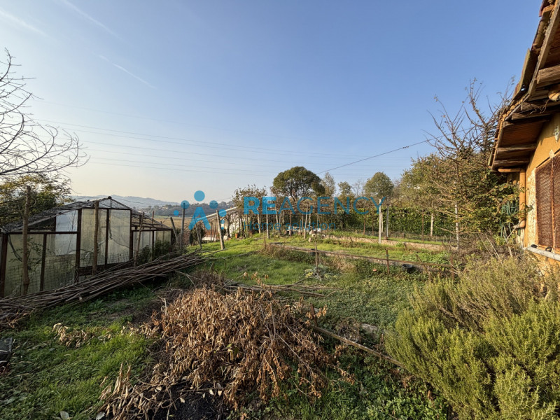 In una tranquilla strada chiusa di Creazzo, proponiamo in vendita una casa singola con ampio giar...