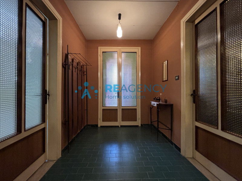 In una tranquilla strada chiusa di Creazzo, proponiamo in vendita una casa singola con ampio giar...