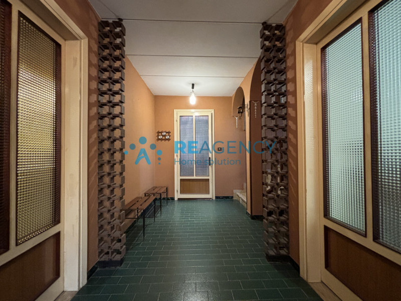 In una tranquilla strada chiusa di Creazzo, proponiamo in vendita una casa singola con ampio giar...