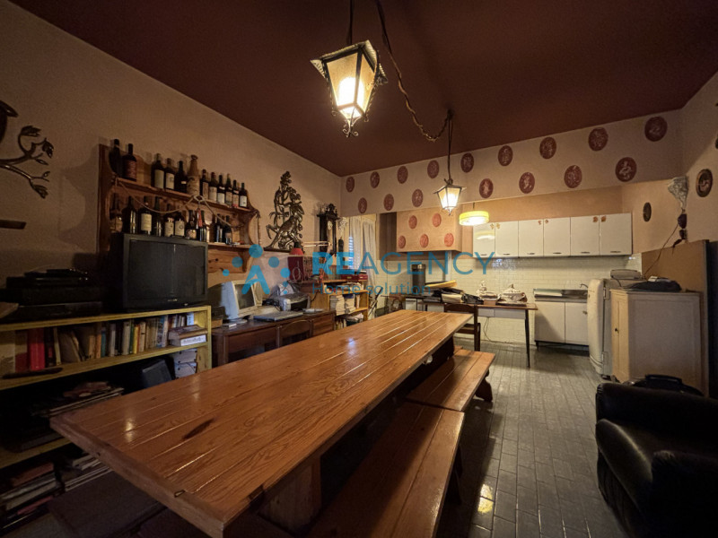 In una tranquilla strada chiusa di Creazzo, proponiamo in vendita una casa singola con ampio giar...