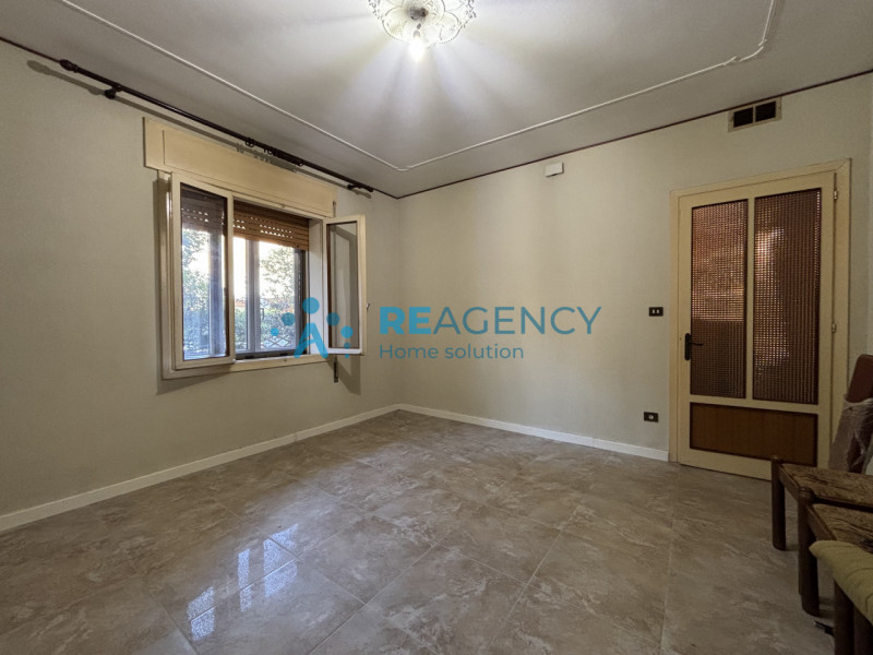 In una tranquilla strada chiusa di Creazzo, proponiamo in vendita una casa singola con ampio giar...