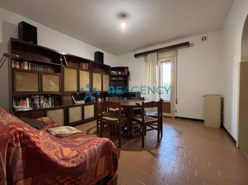 In una tranquilla strada chiusa di Creazzo, proponiamo in vendita una casa singola con ampio giar...