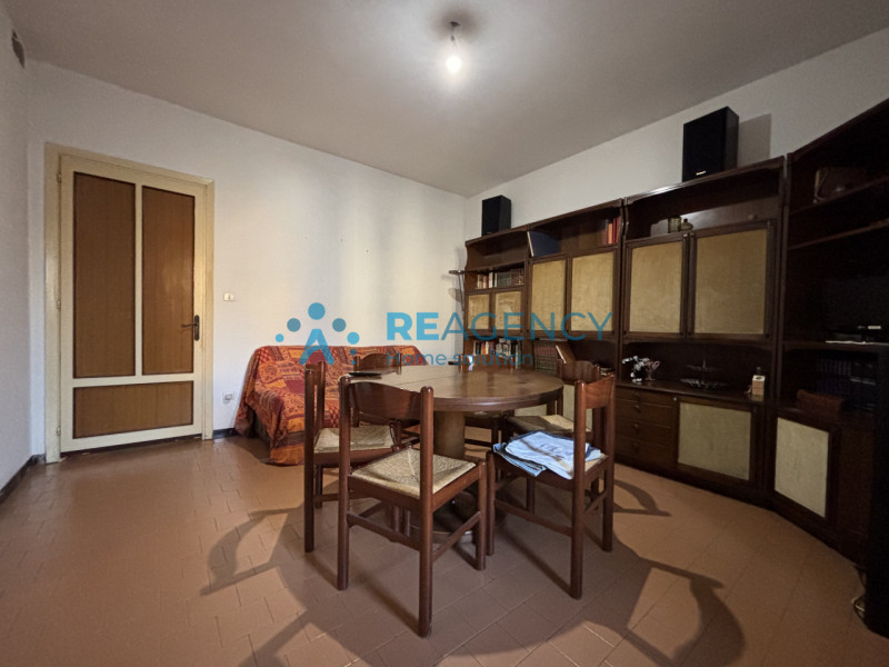 In una tranquilla strada chiusa di Creazzo, proponiamo in vendita una casa singola con ampio giar...