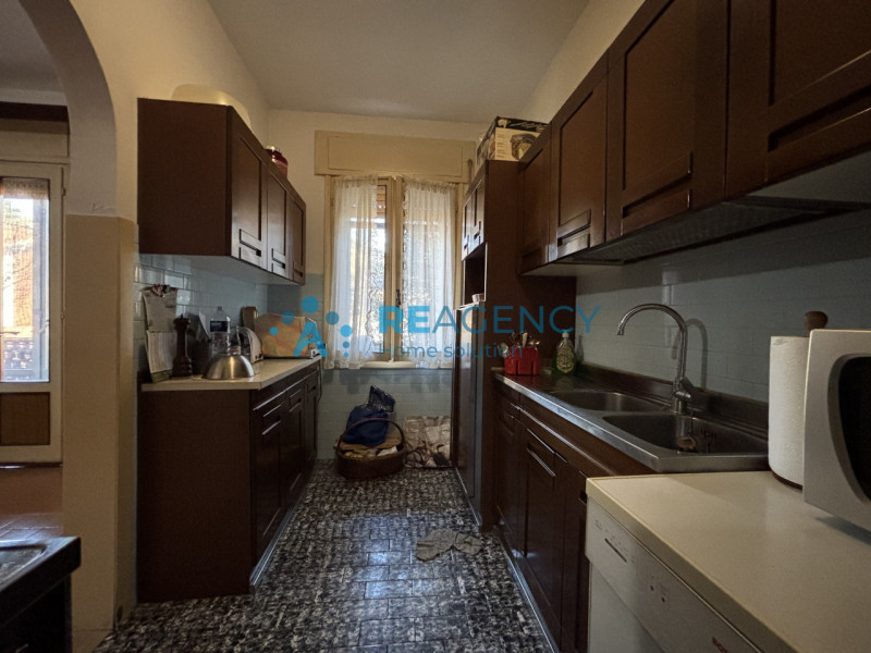 In una tranquilla strada chiusa di Creazzo, proponiamo in vendita una casa singola con ampio giar...