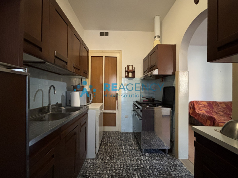 In una tranquilla strada chiusa di Creazzo, proponiamo in vendita una casa singola con ampio giar...