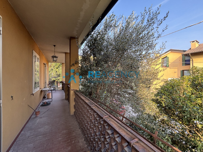 In una tranquilla strada chiusa di Creazzo, proponiamo in vendita una casa singola con ampio giar...