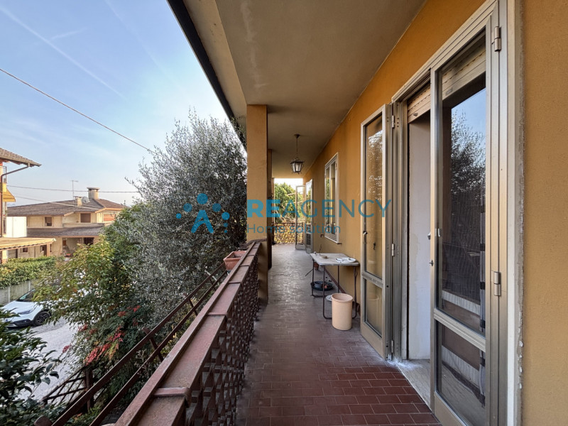 In una tranquilla strada chiusa di Creazzo, proponiamo in vendita una casa singola con ampio giar...