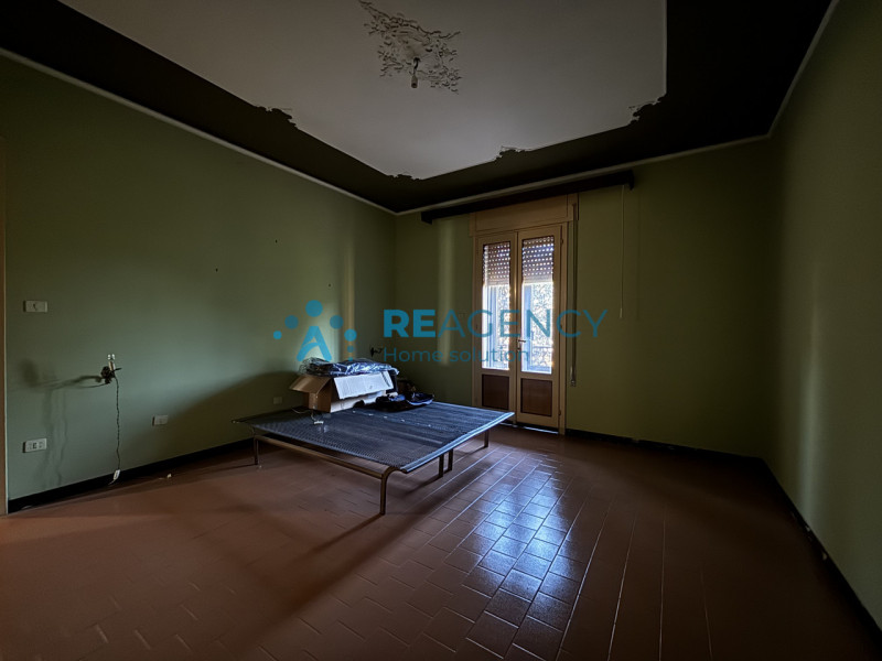 In una tranquilla strada chiusa di Creazzo, proponiamo in vendita una casa singola con ampio giar...