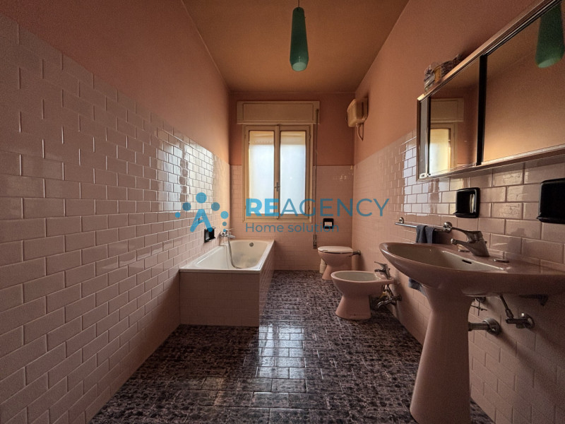 In una tranquilla strada chiusa di Creazzo, proponiamo in vendita una casa singola con ampio giar...