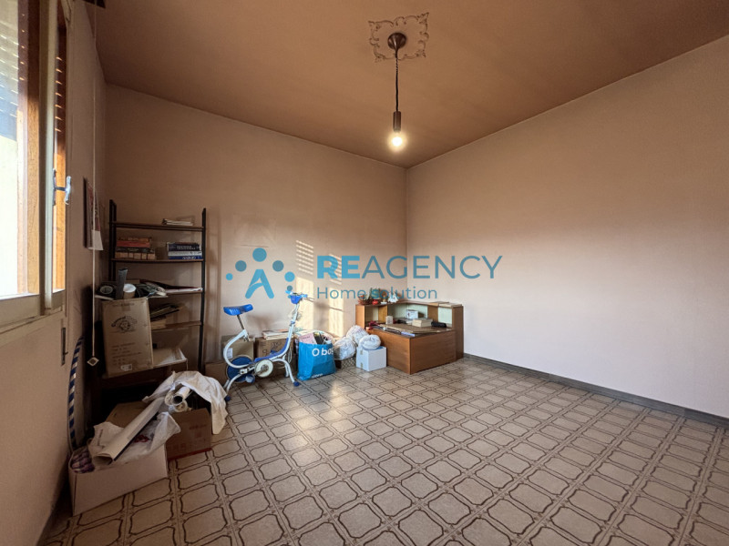 In una tranquilla strada chiusa di Creazzo, proponiamo in vendita una casa singola con ampio giar...