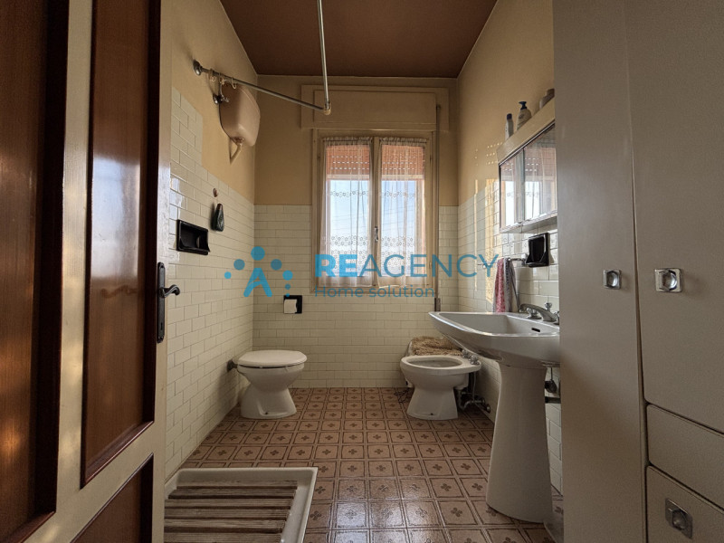 In una tranquilla strada chiusa di Creazzo, proponiamo in vendita una casa singola con ampio giar...