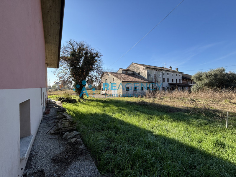 Immersa nel verde della località Poianella a Bressanvido, questa splendida casa singola con ampio...