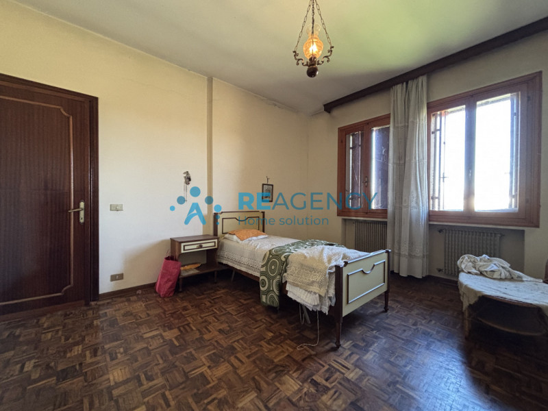 Immersa nel verde della località Poianella a Bressanvido, questa splendida casa singola con 500 m...