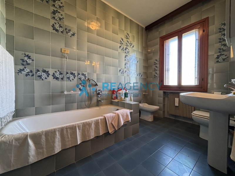 Immersa nel verde della località Poianella a Bressanvido, questa splendida casa singola con 500 m...