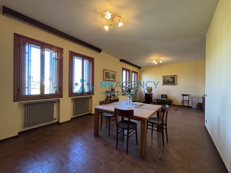 Immersa nel verde della località Poianella a Bressanvido, questa splendida casa singola con ampio...