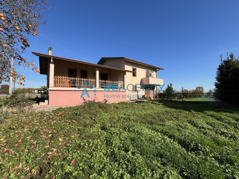 Immersa nel verde della località Poianella a Bressanvido, questa splendida casa singola con 500 m...
