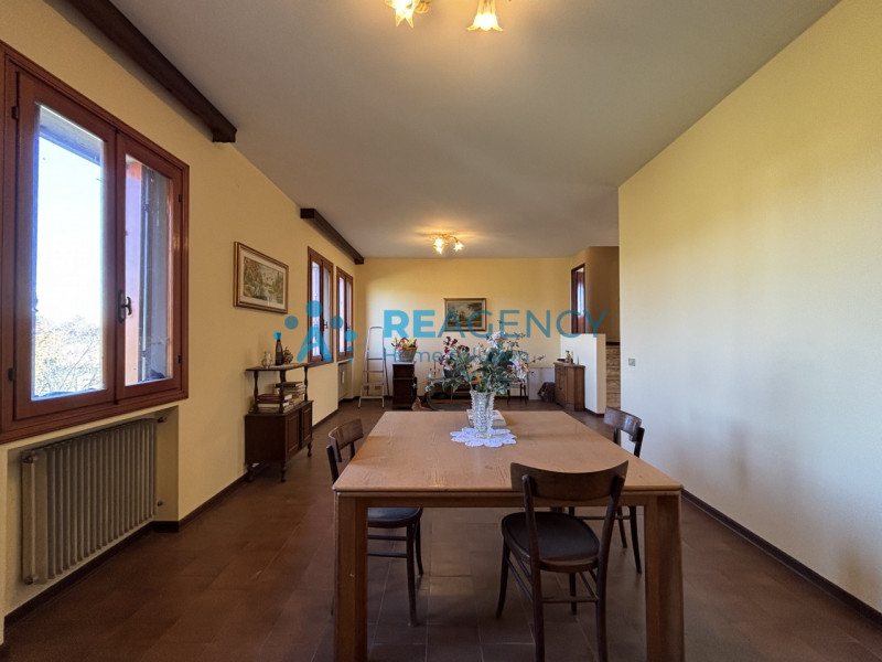 Immersa nel verde della località Poianella a Bressanvido, questa splendida casa singola con ampio...