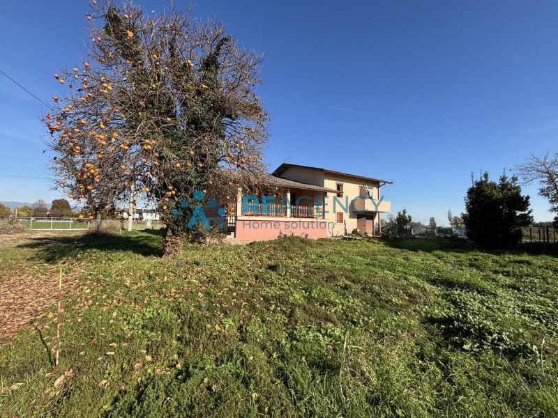 Immersa nel verde della località Poianella a Bressanvido, questa splendida casa singola con 500 m...