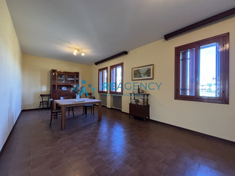 Immersa nel verde della località Poianella a Bressanvido, questa splendida casa singola con ampio...