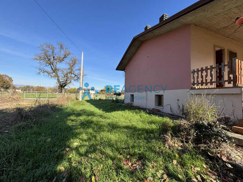 Immersa nel verde della località Poianella a Bressanvido, questa splendida casa singola con 500 m...
