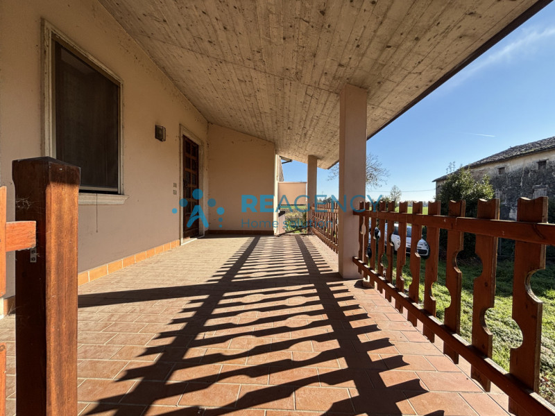 Immersa nel verde della località Poianella a Bressanvido, questa splendida casa singola con 500 m...