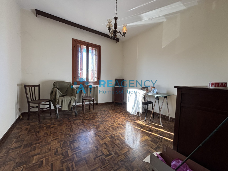 Immersa nel verde della località Poianella a Bressanvido, questa splendida casa singola con ampio...