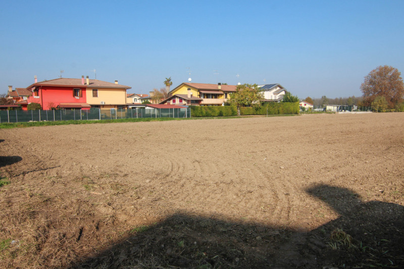 In quartiere residenziale a Vigorovea di Sant'Angelo di Piove di Sacco, proponiamo in vendita int...