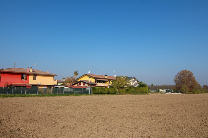 In quartiere residenziale a Vigorovea di Sant'Angelo di Piove di Sacco, proponiamo in vendita int...