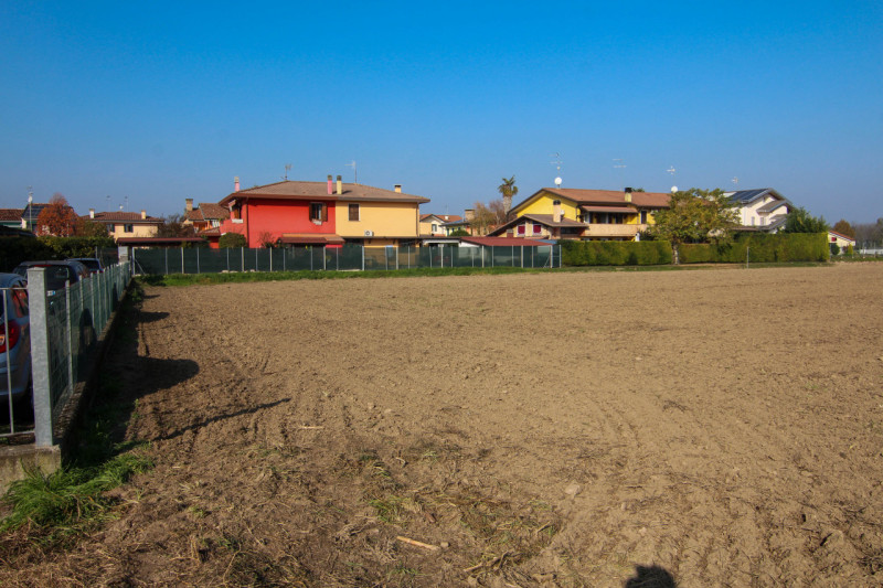 In quartiere residenziale a Vigorovea di Sant'Angelo di Piove di Sacco, proponiamo in vendita int...