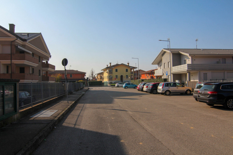 In quartiere residenziale a Vigorovea di Sant'Angelo di Piove di Sacco, proponiamo in vendita int...