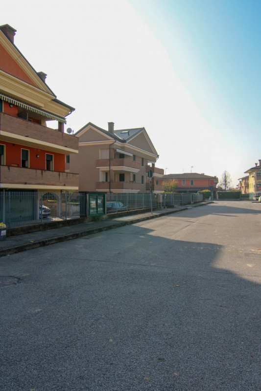 In quartiere residenziale a Vigorovea di Sant'Angelo di Piove di Sacco, proponiamo in vendita int...