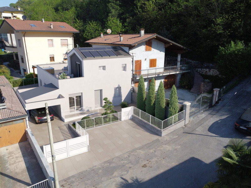 In un contesto residenziale di Chiampo proponiamo una bifamiliare affiancata di nuova costruzione...