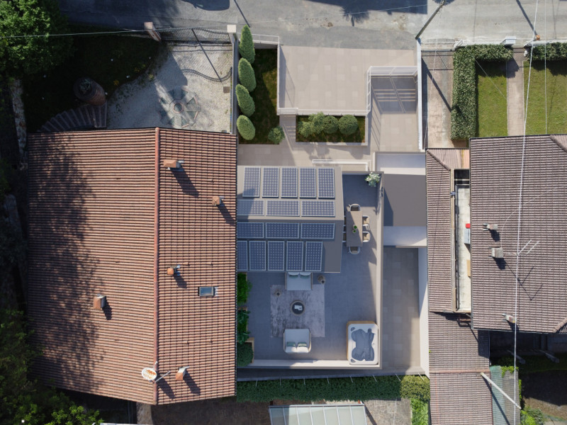 In un contesto residenziale di Chiampo proponiamo una bifamiliare affiancata di nuova costruzione...